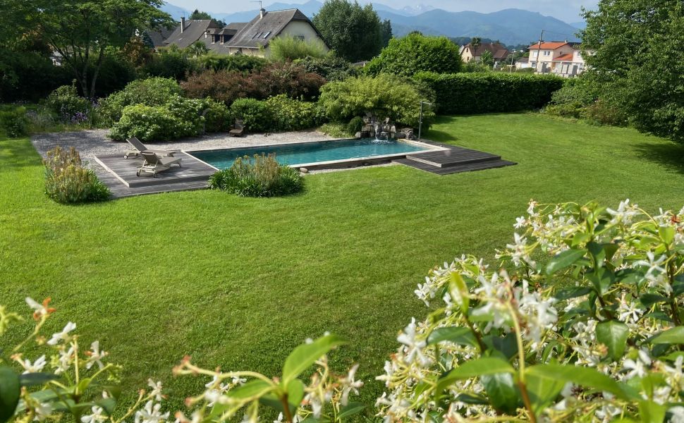 Beautiful Architect Designed Property with Mountain Views 30 minutes from Pau